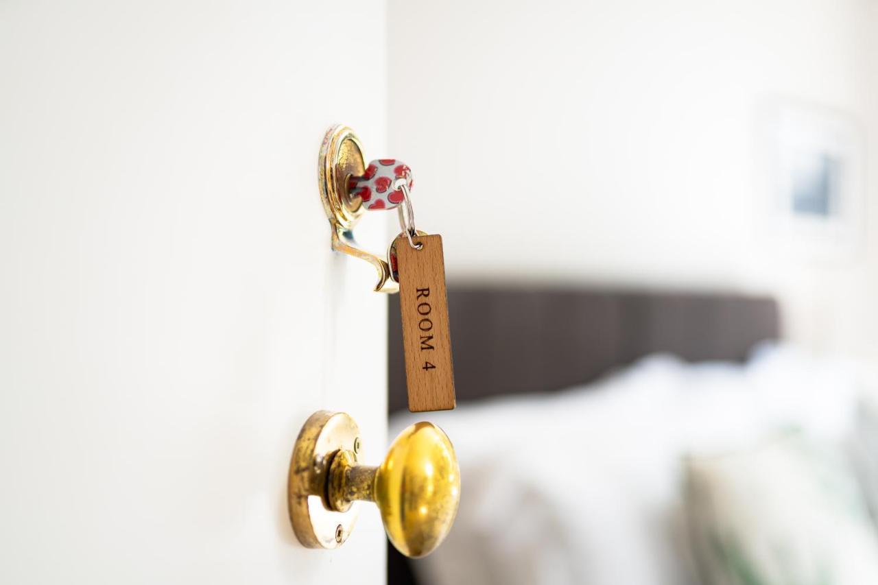 Sleepy Puffin Guest House เท็นบี ภายนอก รูปภาพ