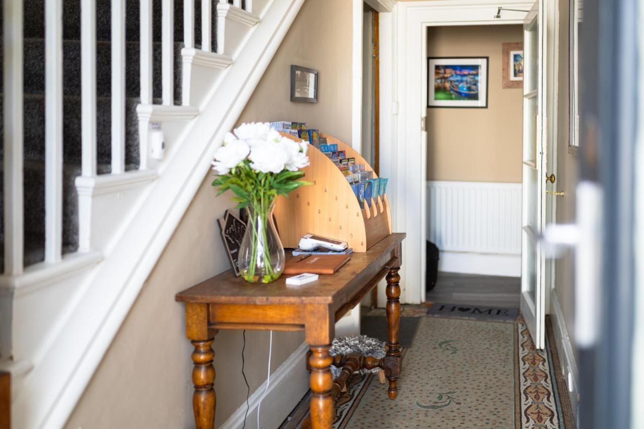 Sleepy Puffin Guest House เท็นบี ภายนอก รูปภาพ