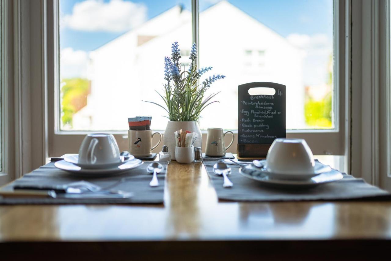 Sleepy Puffin Guest House เท็นบี ภายนอก รูปภาพ