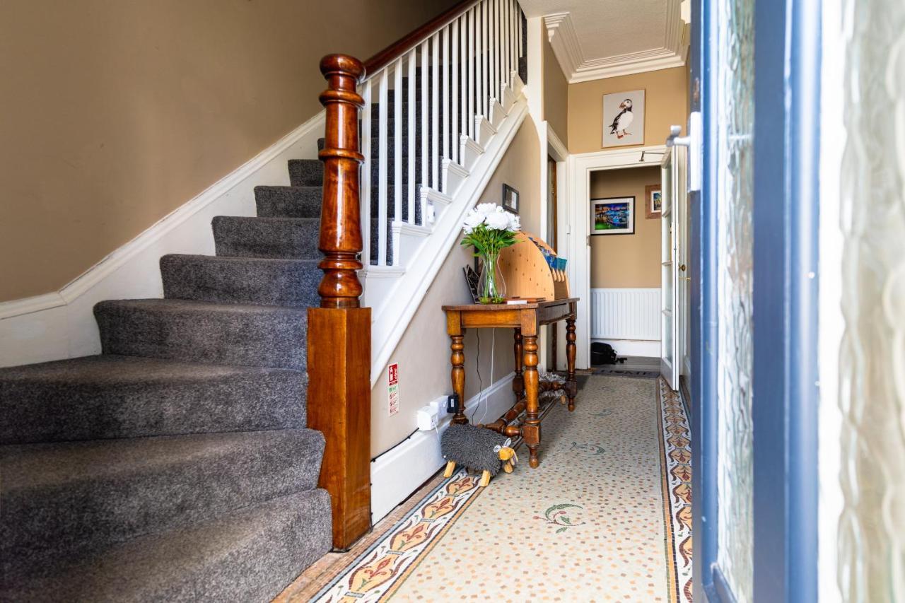Sleepy Puffin Guest House เท็นบี ภายนอก รูปภาพ